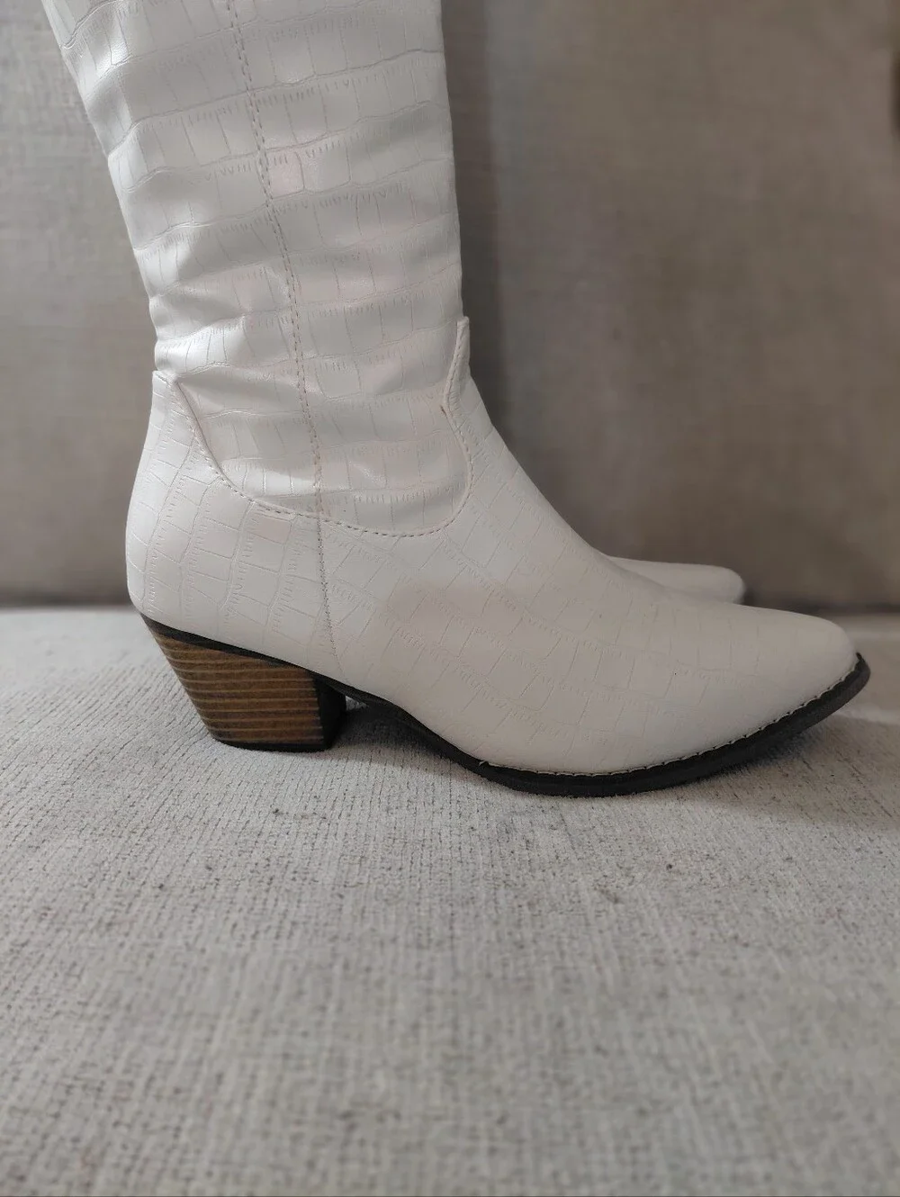 White Croc-Embossed Knee-High Western Boots Size 6.5 Cowgirl Boots - Picture 6 of 13